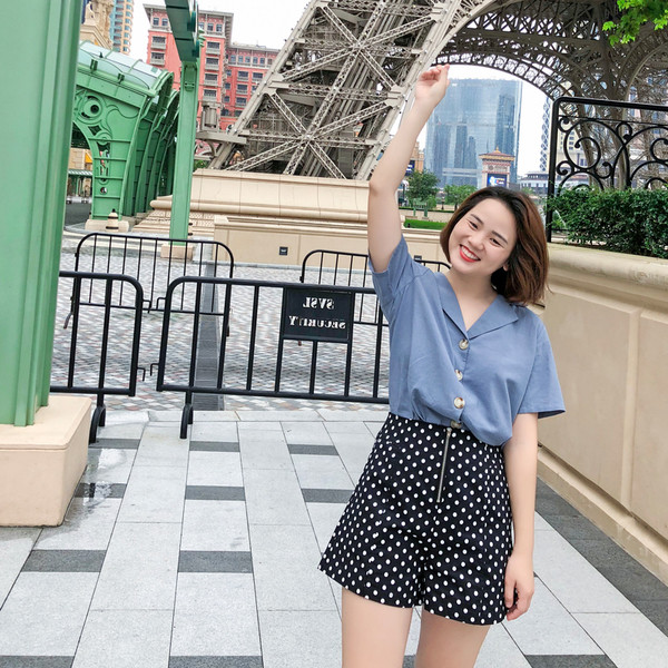 Pantaloni scurți maxi de damă într-un imprimeu modern