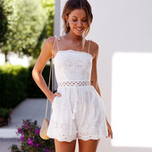 Μοντέρνες γυναικείες φόρμες με λεπτές λουρίδες