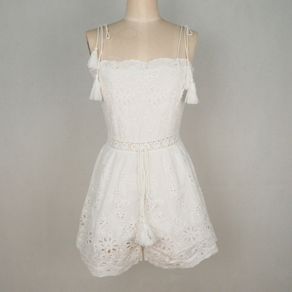 Μοντέρνες γυναικείες φόρμες με λεπτές λουρίδες