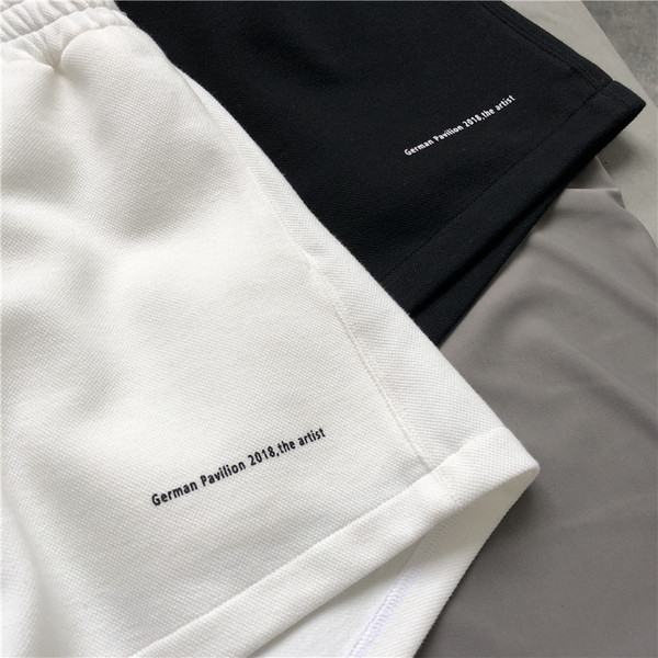 Pantaloni scurți de damă cu talie înaltă în alb-negru