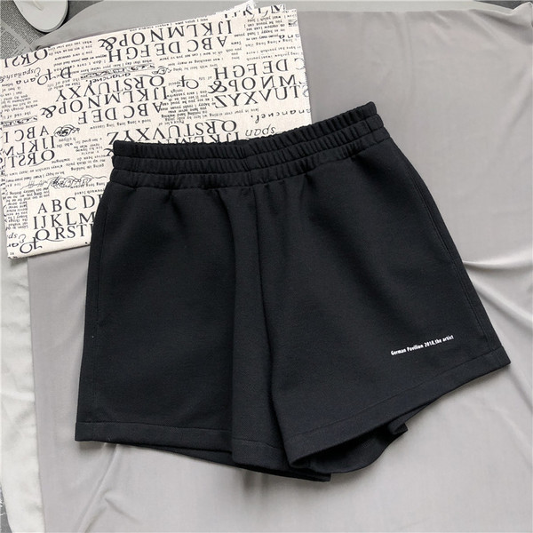 Pantaloni scurți de damă cu talie înaltă în alb-negru