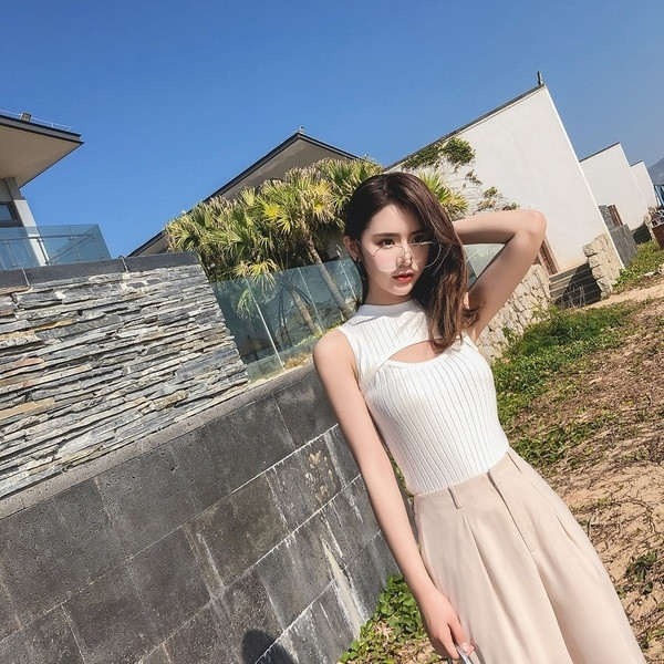 Top de damă modern în alb și negru