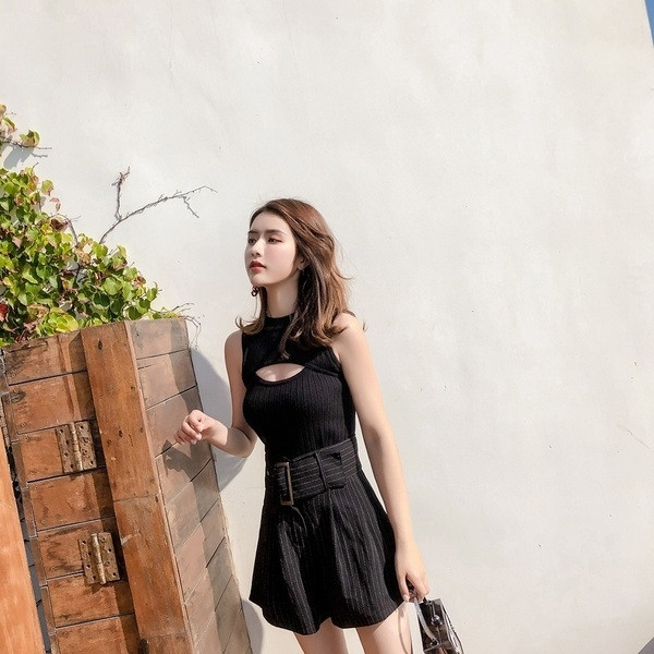 Top de damă modern în alb și negru