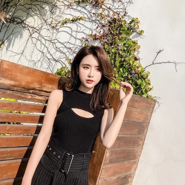 Top de damă modern în alb și negru