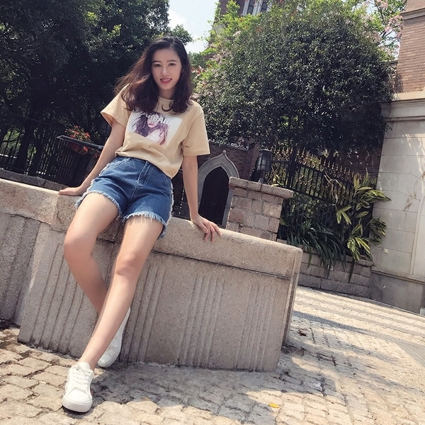 Blugi scurti curați de damă, cu talie înaltă