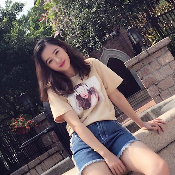 Blugi scurti curați de damă, cu talie înaltă