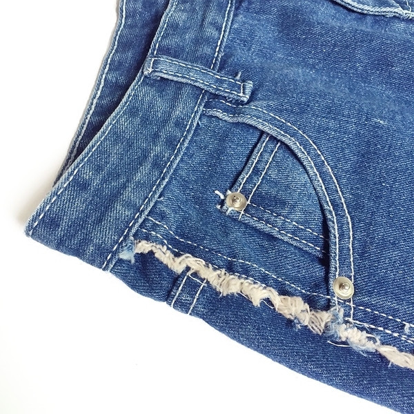 Blugi scurti curați de damă, cu talie înaltă