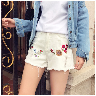 Γυναικεία σορτς με έγχρωμο κέντημα