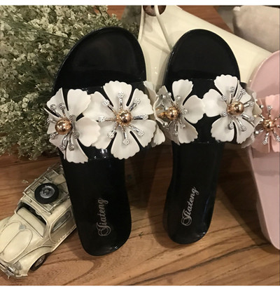 Γυναικείες κομψές παντόφλες με 3D διακόσμηση σε δύο χρώματα