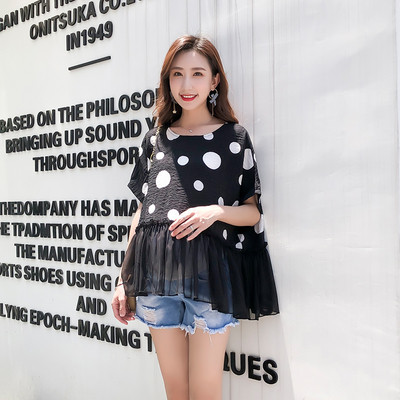 Μοντέρνα  μπλούζα για έγκυες γυναίκες σε σημεία σε λευκό και μαύρο χρώμα