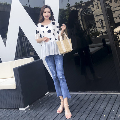 Μοντέρνα  μπλούζα για έγκυες γυναίκες σε σημεία σε λευκό και μαύρο χρώμα