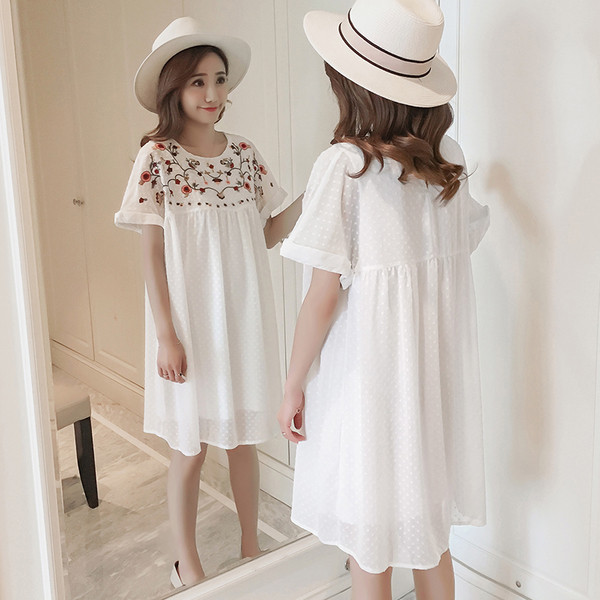 Rochie pentru gravide in alb cu broderie florala