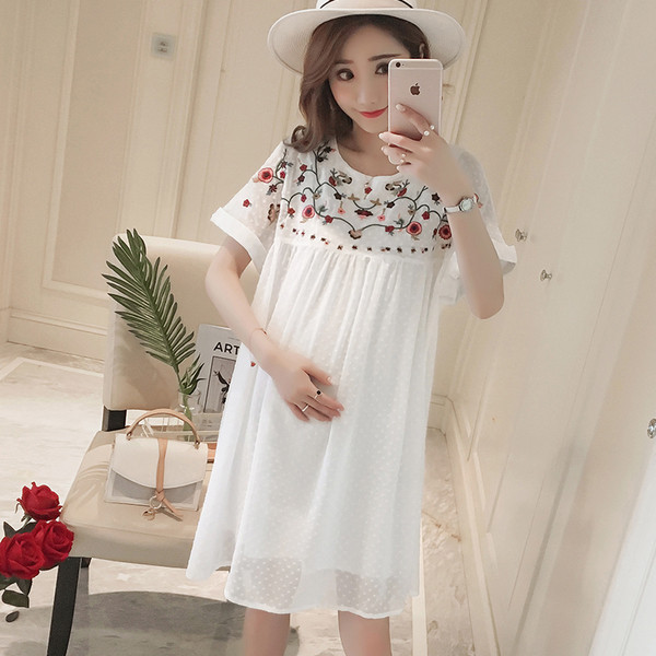 Rochie pentru gravide in alb cu broderie florala