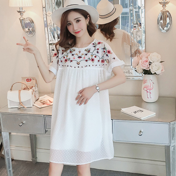 Rochie pentru gravide in alb cu broderie florala