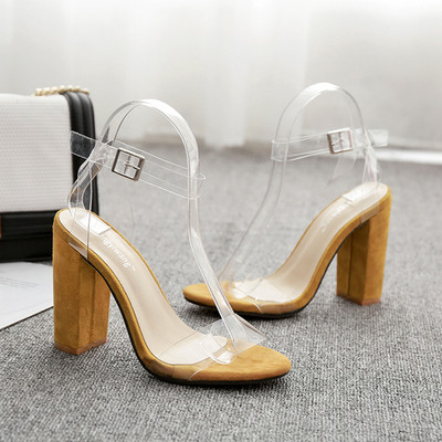 Μοντέρνα γυναικεία σανδάλια με  χοντρό τακούνι σε δύο χρώματα