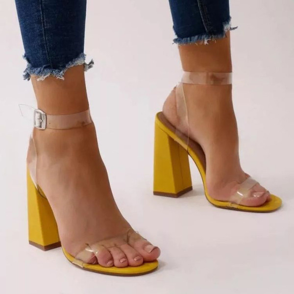 Μοντέρνα γυναικεία σανδάλια με  χοντρό τακούνι σε δύο χρώματα