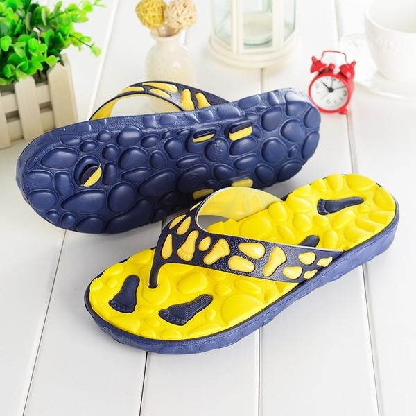 Papuci barbatesti potriviti pentru o plaja cu talpa aspra