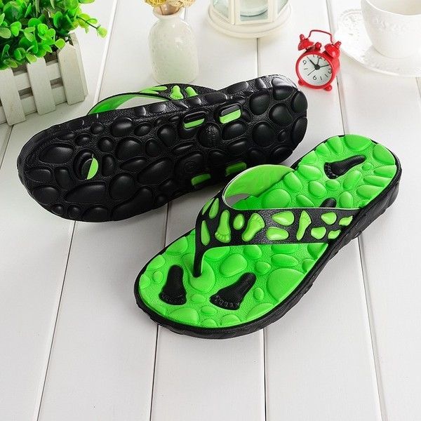 Papuci barbatesti potriviti pentru o plaja cu talpa aspra