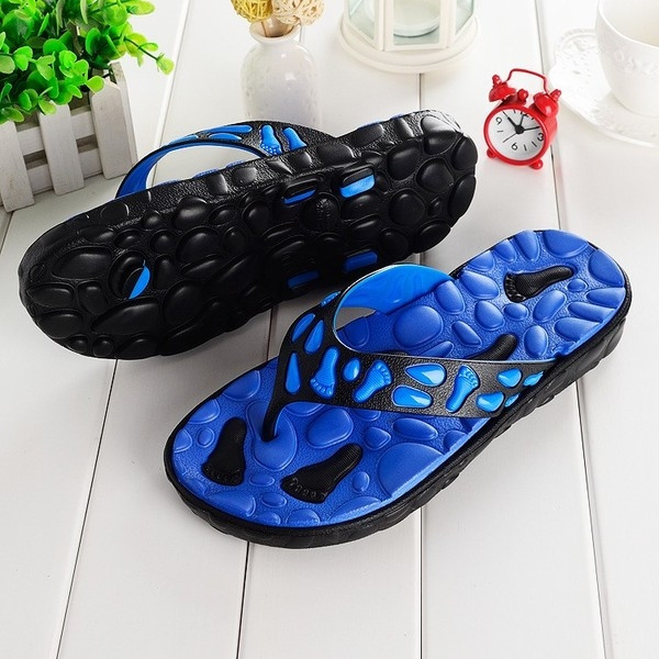 Papuci barbatesti potriviti pentru o plaja cu talpa aspra