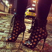 Μοντέρνα γυναικεία σανδάλια από οικολογικό δέρμα με κορδόνια και ψηλά τακούνια