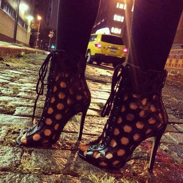 Μοντέρνα γυναικεία σανδάλια από οικολογικό δέρμα με κορδόνια και ψηλά τακούνια