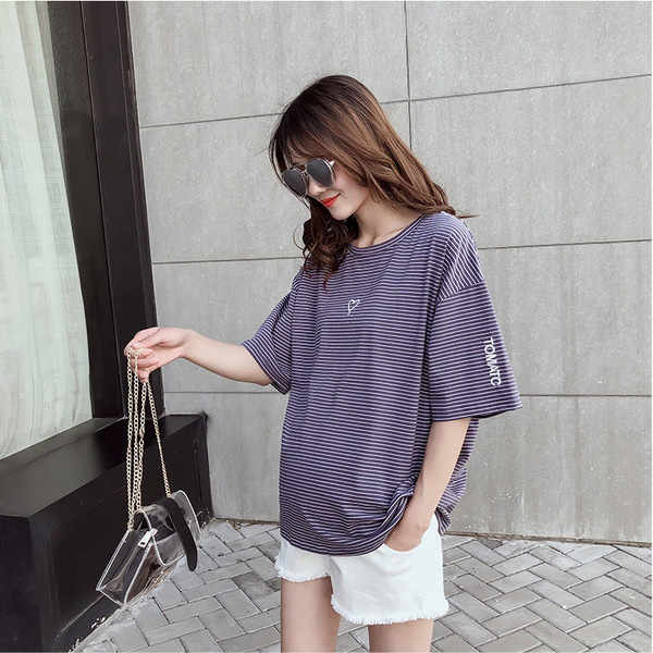 Tricou cu dungi pentru gravide cu broderie in doua culori