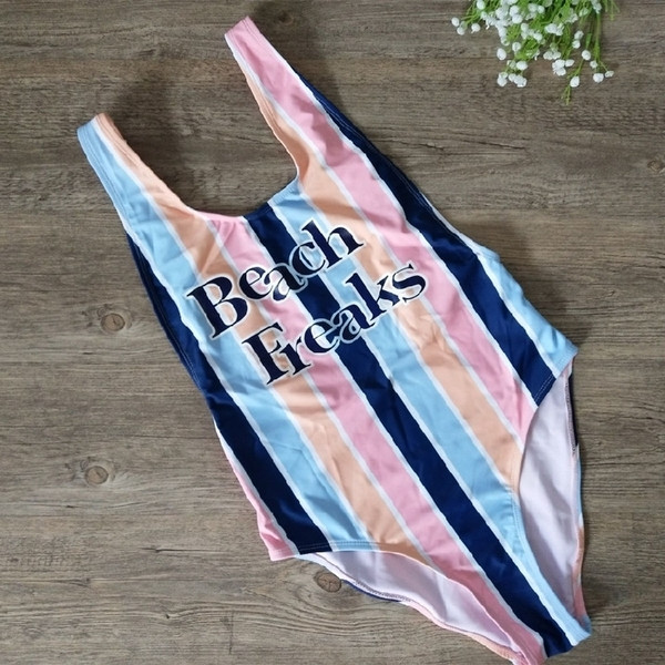 Un costum de baie întreg de damă în dungi, cu o inscripție