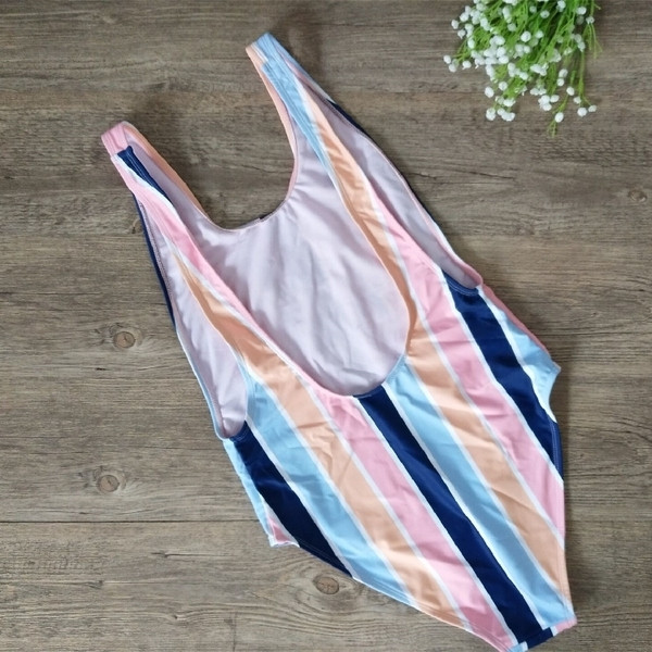 Un costum de baie întreg de damă în dungi, cu o inscripție