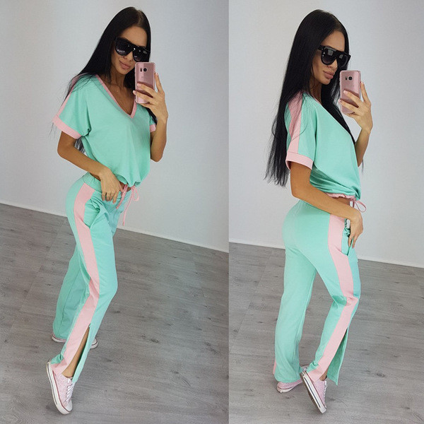 Set sport dama - Tricou cu decolteu in V si trening cu crapaturi laterale