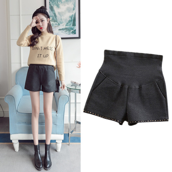 Κοντά παντελόνια για εγκύους με μεταλλική διακόσμηση σε μαύρο και γκρι χρώμα