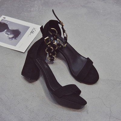 Μοντέρνα γυναικεία σανδάλια με διακόσμηση στο αστράγαλο