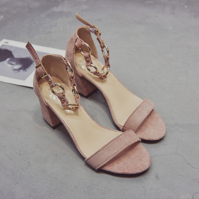 Μοντέρνα γυναικεία σανδάλια με διακόσμηση στο αστράγαλο