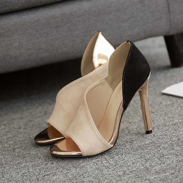 Άνετα γυναικεία παπούτσια με χρυσό στοιχείο και ψηλά τακούνια