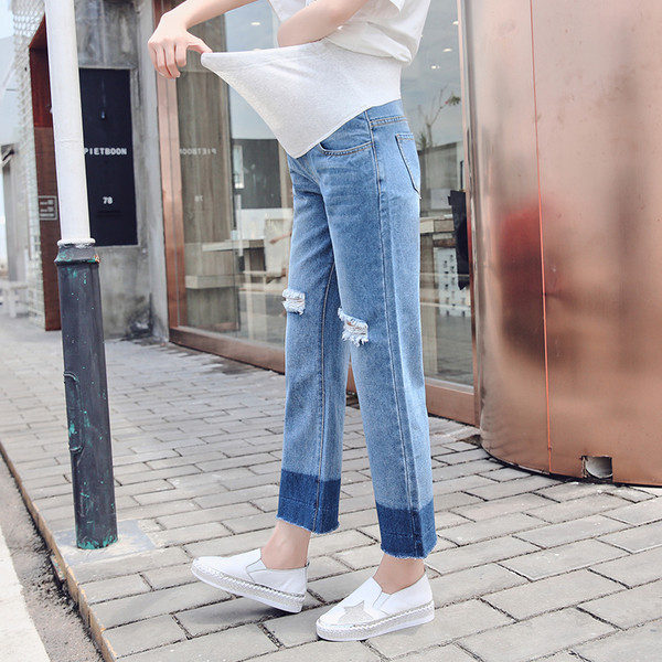 Blugi de dama pentru gravide cu motive rupte intr-un model larg