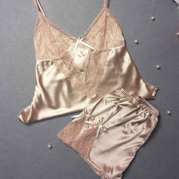 Γυναικείες σατέν πιτζάμες με δαντέλα και κορδέλα