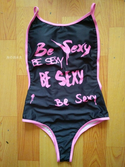 Costum de baie complet NOU, modern, cu bretele subțiri și inscripție în două culori