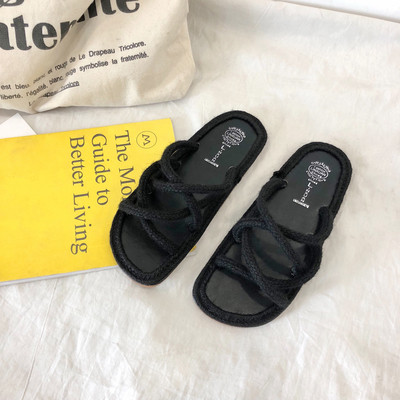 Μοντέρνες γυναικείες παντόφλες κατάλληλες για τη καθημερινή ζωή