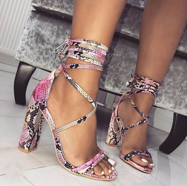 Κομψά γυναικεία σανδάλια με παχύ τακούνι και συνδέσεις