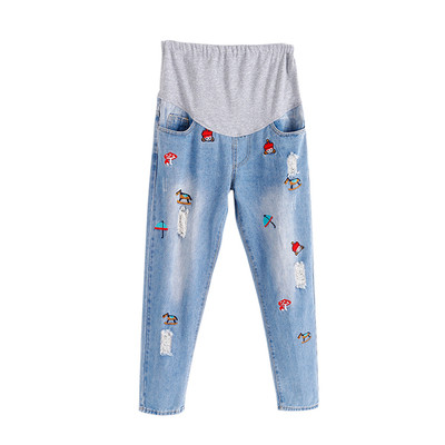 Blugi moderni cu motive rupte si aplicatii pentru gravide