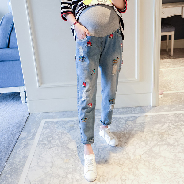 Blugi moderni cu motive rupte si aplicatii pentru gravide