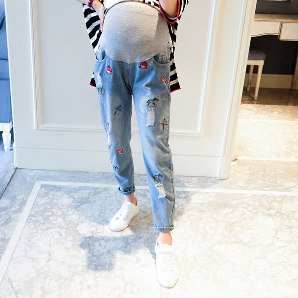 Blugi moderni cu motive rupte si aplicatii pentru gravide