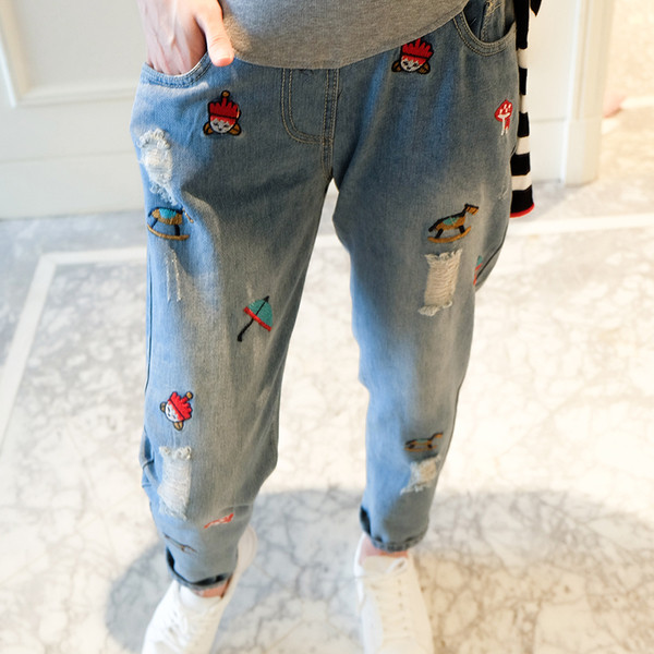 Blugi moderni cu motive rupte si aplicatii pentru gravide