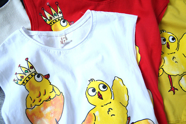 Set copii pentru fete - tricou cu motive rupte si pantaloni scurti