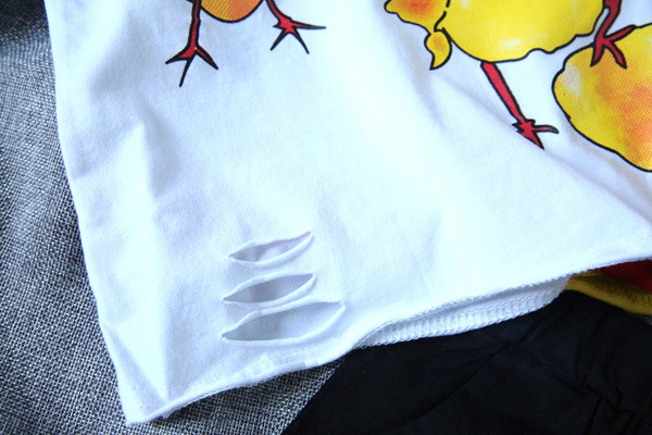 Set copii pentru fete - tricou cu motive rupte si pantaloni scurti