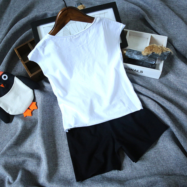 Set copii pentru fete - tricou cu motive rupte si pantaloni scurti