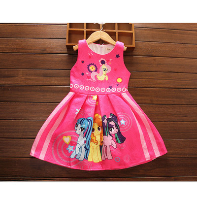 O rochie eterica pentru copii cu o aplicatie colorata in mai multe culori