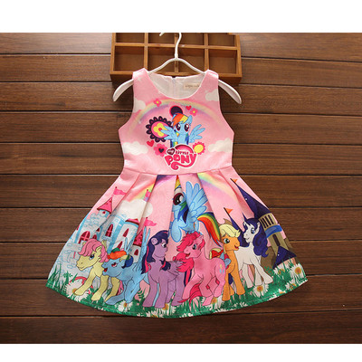 O rochie eterica pentru copii cu o aplicatie colorata in mai multe culori