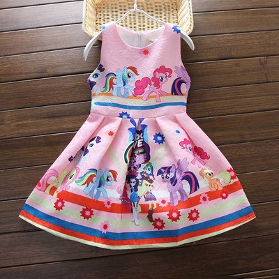 O rochie eterica pentru copii cu o aplicatie colorata in mai multe culori