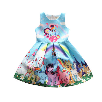 O rochie eterica pentru copii cu o aplicatie colorata in mai multe culori