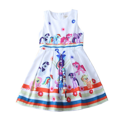 O rochie eterica pentru copii cu o aplicatie colorata in mai multe culori